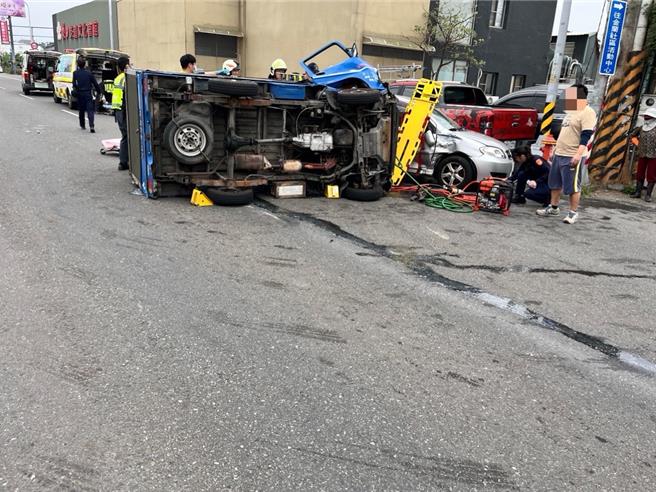 小货车和自小客撞击后，小货车当场翻覆。(中埔分局提供／吕妍庭嘉义传真)