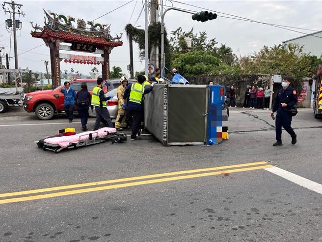 小货车和自小客撞击后，小货车当场翻覆。(中埔分局提供／吕妍庭嘉义传真)
