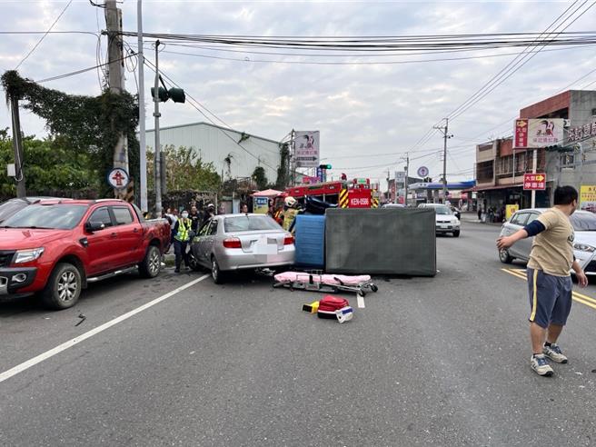 小货车和自小客撞击后，小货车当场翻覆。(中埔分局提供／吕妍庭嘉义传真)