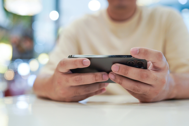 一名女网友分享哥哥沉迷在游戏中，把每个月35K的薪水都花光，最后穷到吃泡麵过活。（示意图：shutterstock／达志）