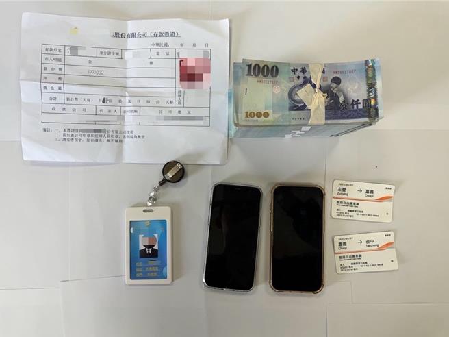 警方与刘妇合谋将车手诱出面交，顺利逮捕，在其身上搜出高铁票、手机等赃证物。（冯惠宜摄）