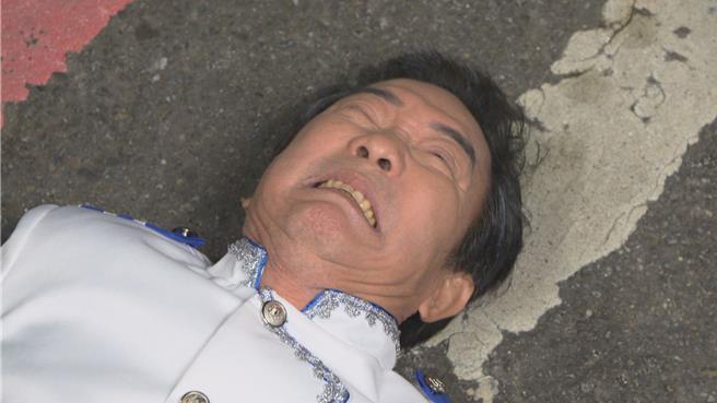 高群在《好運來》發生車禍，寒夜中躺地拍戲凍到生病發燒。（民視提供）