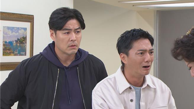 藍葦華飾演高群兒子對爸爸發生車禍擔心不已。（民視提供）