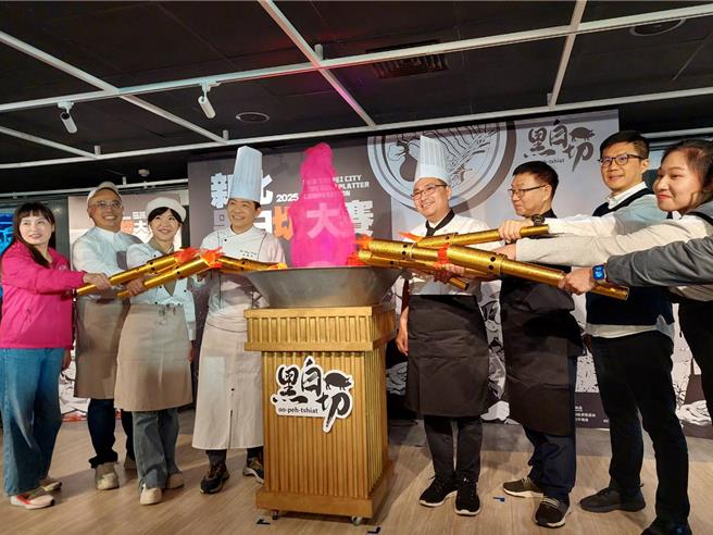 新北市市场处今（8）日举办「2025新北黑白切大赛」启动宣传记者会，由市长侯友宜宣布活动正式开跑。（陈慰慈摄）