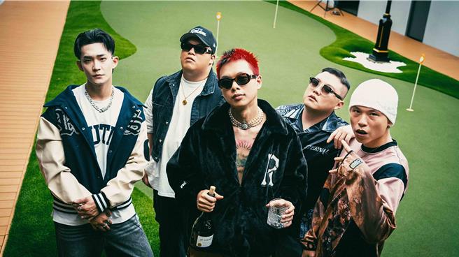 高胥崴（左起）、Gambler、悟飞Luffy、欧吉虎、SheATH，一起合作的正能量台饶新歌〈CELEBRATE〉。（一条龙制作公司提供）