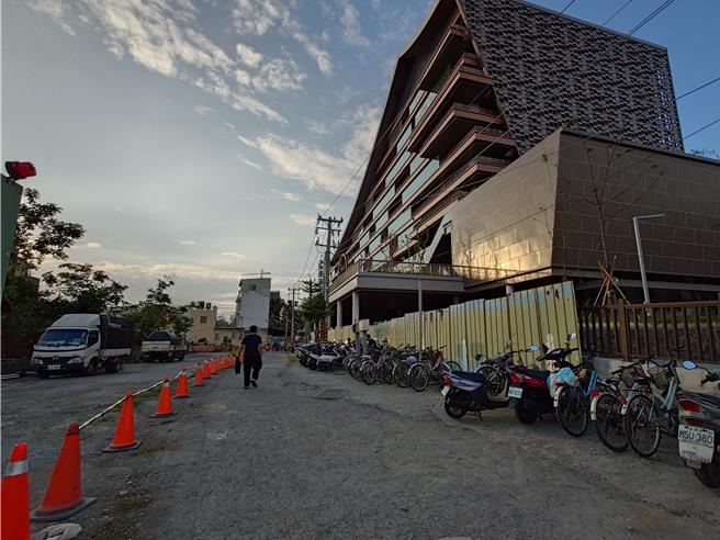 作为凤山车站主要入口动线的曹锦路，受到抵触户不愿搬迁影响，让车站开通后苦无临停接送区，如今迎来好消息，民代呼吁市府尽快改善车站动线。（任义宇摄）