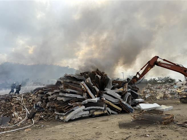 桃园市八德兴丰路一带的垃圾掩埋场今日上午10时24分传火警。（民眾提供）