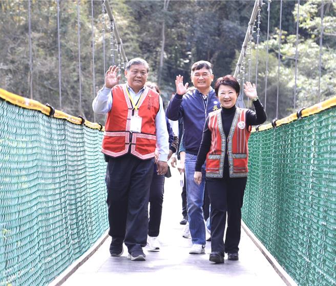 市长卢秀燕等人视察里冷吊桥。（李京升摄）