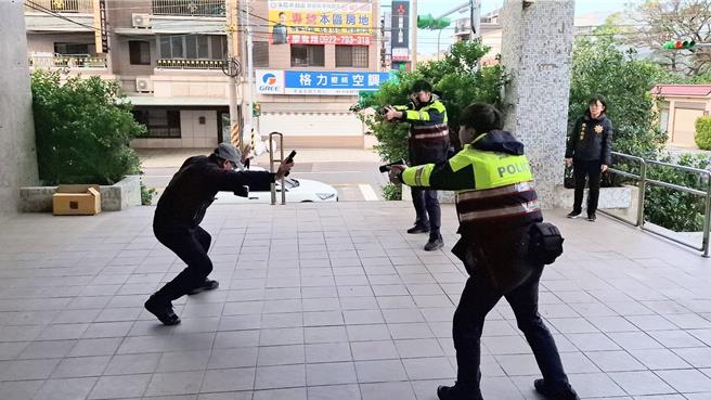 桃园市大园警分局8日上午，办理拟真防抢演练，且因过程逼真，一度让现场民眾惊愣不已。（警方提供／廖姮玥桃园传真）