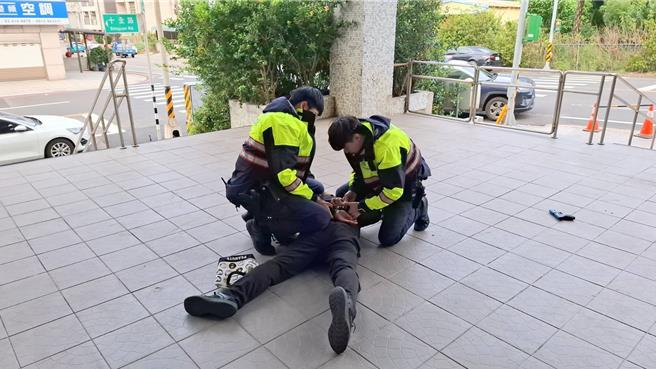 桃园市大园警分局8日上午，办理拟真防抢演练，且因过程逼真，一度让现场民眾惊愣不已。（警方提供／廖姮玥桃园传真）