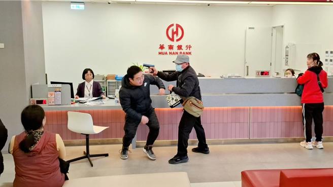 桃园市大园警分局8日上午，办理拟真防抢演练，且因过程逼真，一度让现场民眾惊愣不已。（警方提供／廖姮玥桃园传真）