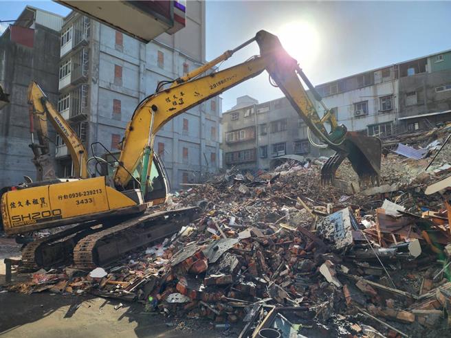 新北市三重區六張街工地發生施工釀鄰損事件造成鄰屋倒塌及損壞，稅捐稽徵處今（8）日表示，就受損房屋之今年期房屋稅，將主動協助辦理免徵或減徵。（圖／新北市工務局）