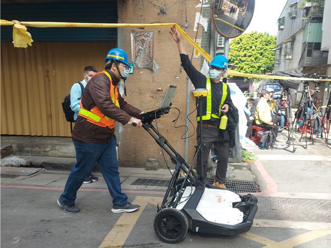 工程人员现场使用透地雷达检测。（张铠乙摄）