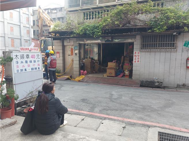 192号公寓翁姓住户在门外休息。（张铠乙摄）