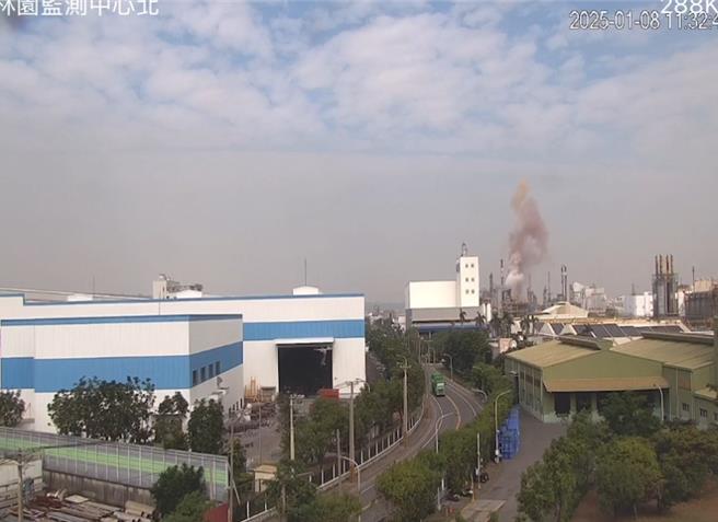 環保局表示，台苯公司於8日上午11時35分，將汽電共生鍋爐降載進行儀電檢修，同時開啟燃氣鍋爐，升壓過程中安全閥跳脫，導致粒狀物散布於空氣中。（翻攝照片／洪靖宜高雄傳真）