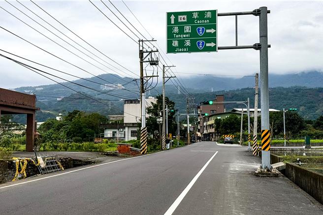 宜兰县礁溪乡宜6线路宽约6至8公尺，县府计画拓宽至15公尺，以纾解经过礁溪市区的车流。（李忠一摄）