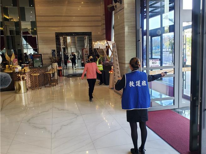 斗六市三好国际店今（8日）示范客房失火抢救失败如何疏散工作人员及房客。（周丽兰摄）