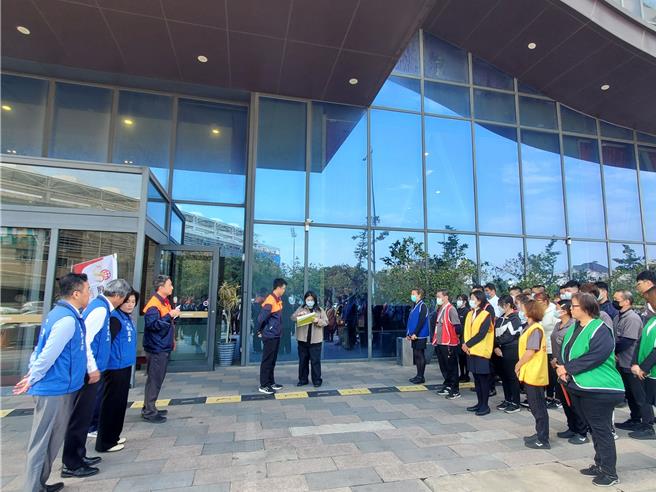 云林县长张丽善（左三）及消防局长林文山率队稽查，观看三好饭店的消防演练。（周丽兰摄）