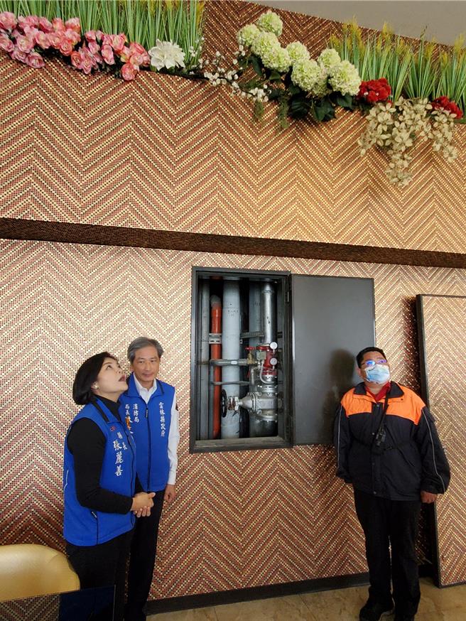 三好饭店员工（右一）示范顶楼13楼的救灾设备。（周丽兰摄）