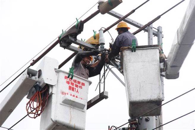 台电近日开始招考，不少网友却认为起薪连4万都不到，实在太低。图为台电员工抢修。（本报资料照片）
