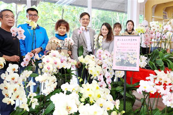 嘉大農學院與合作社共同舉辦「捐百元送您蝴蝶蘭」助學活動。（嘉大提供／廖素慧嘉市傳真）