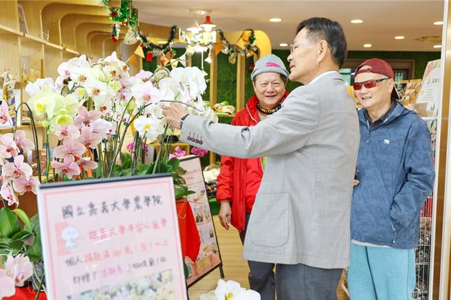 嘉大農學院院長沈榮壽介紹園藝技藝中心蝴蝶蘭品種。（嘉大提供／廖素慧嘉市傳真）