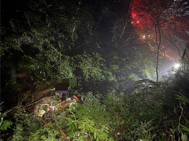 桃園市復興區東眼山附近密林發生1起離奇受事件，約50歲蔡姓男子及蕭姓約40歲女子與2隻狗，6日疑似為省下東眼山門票費用，預從山與山間的密林穿越，受困庫志山區與東眼山間的道路邊坡。（消防局提供／廖姮玥桃園傳真）