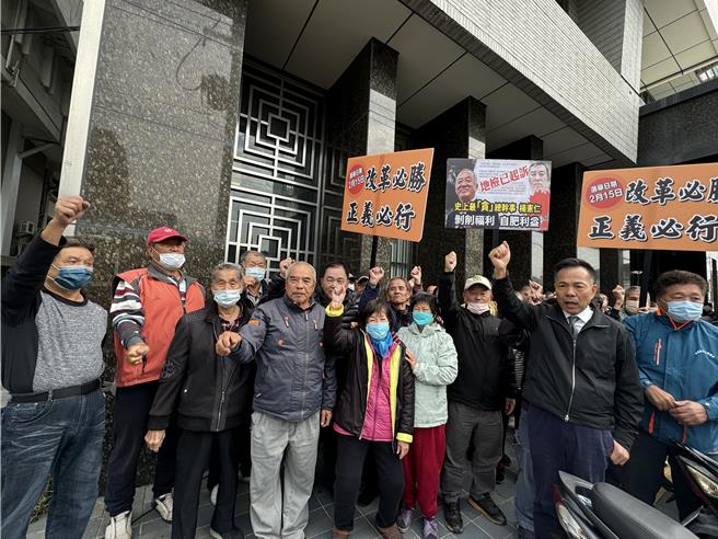 台南市议员郭清华(前排右二)率眾到台南地区农会高举标语。(曹婷婷摄)