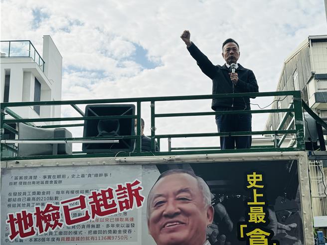 市议员郭清华站上宣传车，喊出要挑战台南地区农会总干事家族垄断局面。(曹婷婷摄)