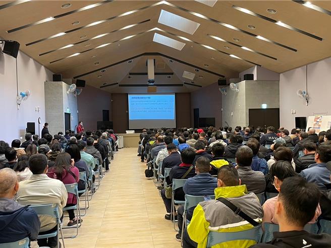 桃园市政府消防局第三大队于8日在芦竹区老人福利服务中心举办「防火管理座谈会」。（消防局第三大队提供）