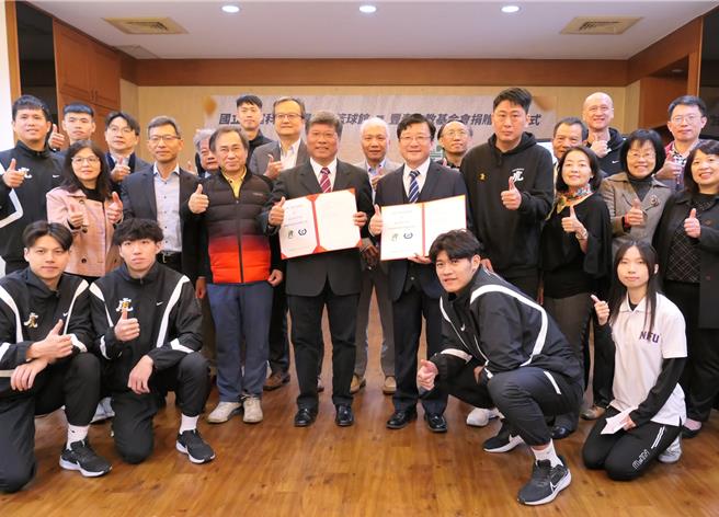 云林县虎尾科大篮球队去年表现亮眼，丰泰文教基金会决定捐赠1亿5000万元兴建「多功能篮球体育馆」，8日举行捐赠签约仪式，藉此培育更多运动人才。（张朝欣摄）