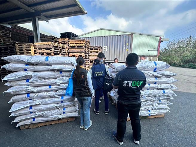 桃园市环保局1月起将派员加强「食安节庆专案」，针对具食安风险疑虑化学物质的工厂进行流向稽查。（桃园市环保局提供）
