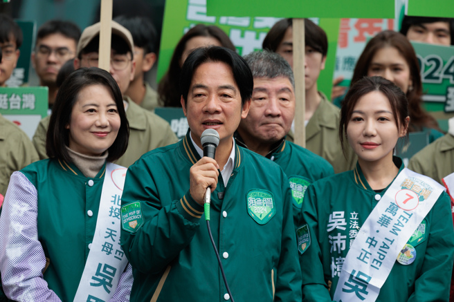 圖為身兼民進黨主席的總統賴清德（前中）以及綠委吳思瑤（前左）、吳沛憶（前右）。（資料照／郭吉銓攝）