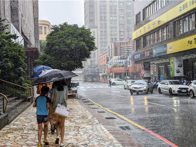基隆市去年降雨日数最多的七堵区达230天，仅排名全国各乡镇第37名，让人质疑雨都光环是否不再？（张志康摄）