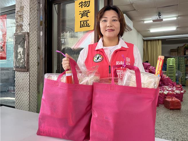 民进党市议员陈雅惠说，今年东、南区扩大办理寒冬送暖活动，对象扩及弱势边缘户，从去年300户增加为400户，社会底层的「艰苦人」逐渐增加。（张妍溱摄）