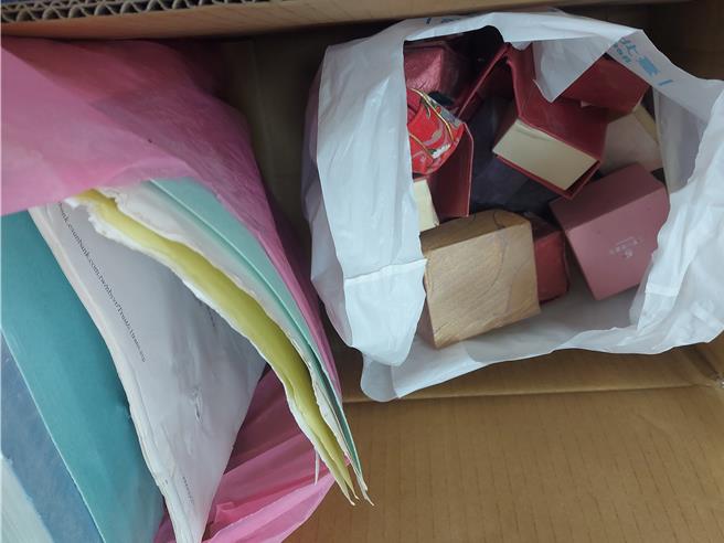 施工人员在三重现场找到文件与戒指等首饰。（张铠乙摄）