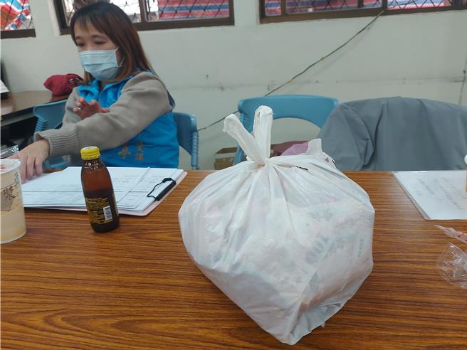 施工人员在三重现场找到百元现钞。（张铠乙摄）