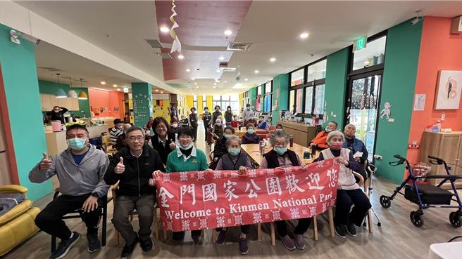 金管处携手辖内各长照机构，今起共同举办6场「手作绿植」活动，关怀陪伴长者体验栽培乐趣。(图／金管处提供)