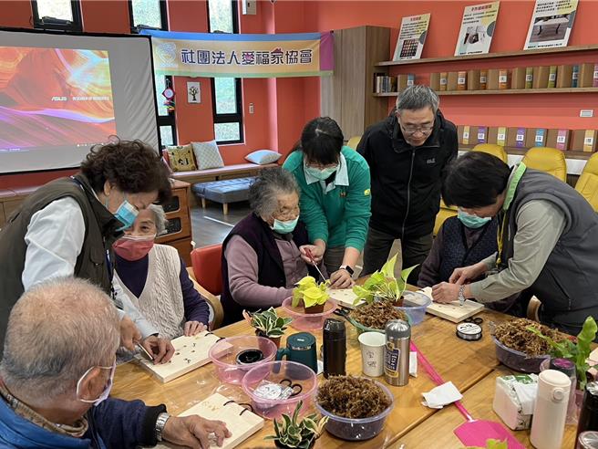 金管处携手辖内各长照机构，今起共同举办6场「手作绿植」活动，关怀陪伴长者体验栽培乐趣。(图／金管处提供)