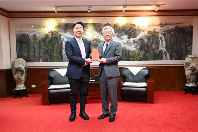 交通部長陳世凱至警政署頒贈春節加菜金。（翻攝照片／林郁平台北傳真）