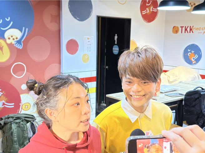 蔡阿嘎（右）、二伯今出席活動。（池宗玲攝）