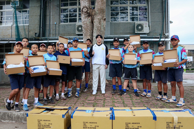 效力入職軟銀隊的台灣投手張峻瑋（中）回饋母校，捐出35雙運動鞋給卑南國中。（帕菲克國際運動行銷提供）