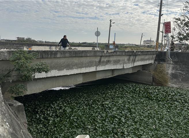 云林县沿海地区桥梁因年久失修，危及民眾安全，立委丁学忠8日偕交通部公路局副局长林聪利等人，前往台西、麦寮、四湖等乡会勘7座危桥，争取中央补助2.18亿元。（丁学忠服务处提供／张朝欣云林传真）