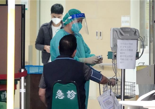 醫院急診女醫護表示，醫院群組發布訊息，要求醫院急診室護理人員上班都得戴上N95口罩。（示意圖／資料照）