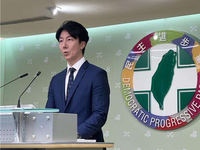 民进党发言人吴峥转述赖清德主席中常会谈话。（曾薏苹摄）