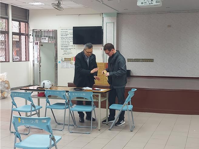 莘聖建設總經理趙建勳8日與受災租客相約，簽和解書並發放和解金。（張鎧乙攝）