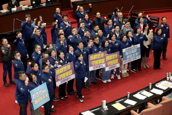 立法院7日上午处理《发展观光条例》部分条文修正案、《壮世代政策与产业发展促进法》草案及《警察人员人事条例》部分条文修正草案，三案皆三读通过，国民党立委们在议场内举牌合影。（示意图，中时资料照，黄世麒摄）
