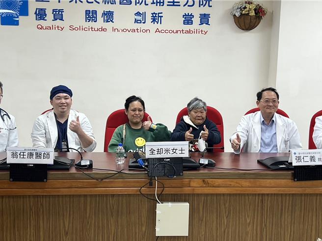 女子全卻米（右2）因跌倒胸痛就醫，經LDCT篩檢意外發現肺癌，接受胸腔鏡輔助微創手術，已康復出院恢復正常生活。（楊靜茹攝）