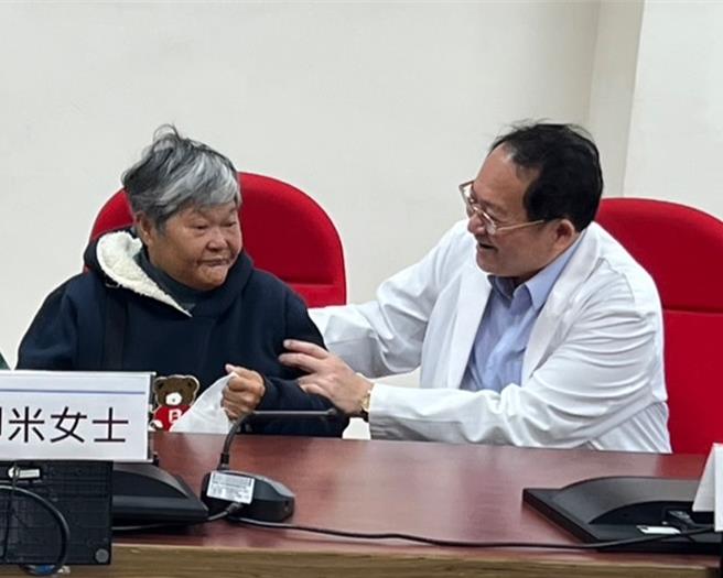 女子全卻米跌倒意外篩檢出肺癌，感謝台中榮總埔里分院院長張仁義所率領的醫療團隊細心照料。（楊靜茹攝）