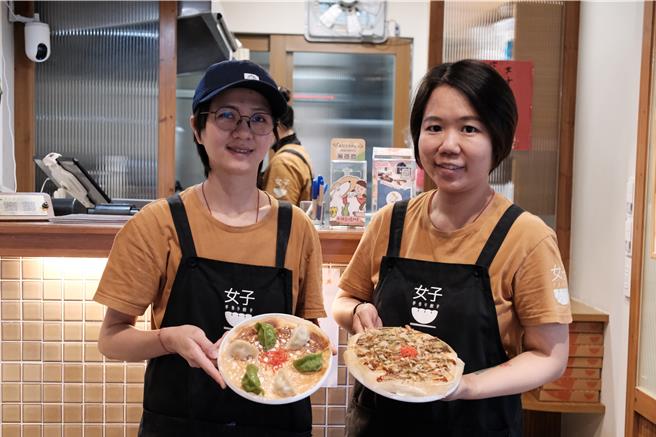 「女子饺子」由陈仪憬(右)与周羿辰两位女老板共同创业经营，店名以「女＋子=好」，取其「好饺子」寓意命名。（高市府青年局提供）
